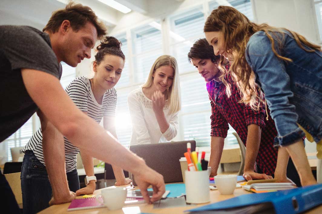 personnes s'entraidant au bureau
